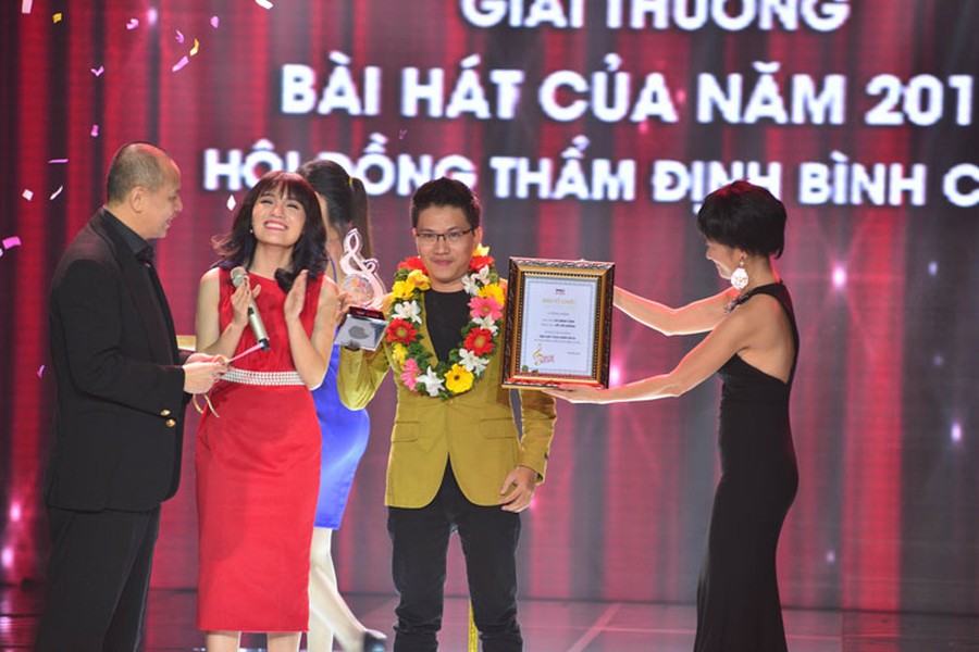 Tối ngày 22/1, Gala trao giải chương trình  Bài hát Việt năm 2015 đã diễn ra. Giải thưởng "Bài hát của năm do Hội đồng thẩm định (HĐTĐ) bình chọn" thuộc về ca khúc "Về với đông" của nhạc sĩ Vũ Minh Tâm.